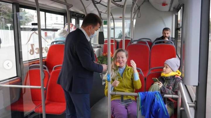 В честь праздника: в Сочи 8 марта для женщин сделали бесплатный проезд в транспорте