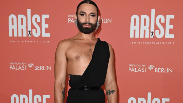 Калина, Волына, Кончита: Бородатая женщина спела собратьям из Азова*