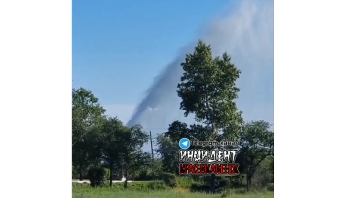 Фонтан из-за порыва трубопровода появился в Краснокаменске