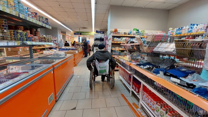 В Кузбассе торговый павильон установили на парковке для инвалидов