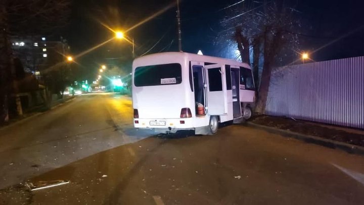 В Славянске-на-Кубани 10 пассажиров автобуса пострадали в ДТП с легковушкой