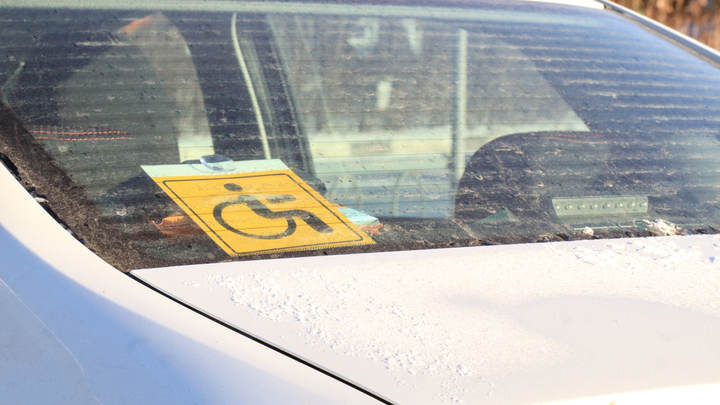 Мэр Мелитополя помогла инвалиду оборудовать выезд из дома