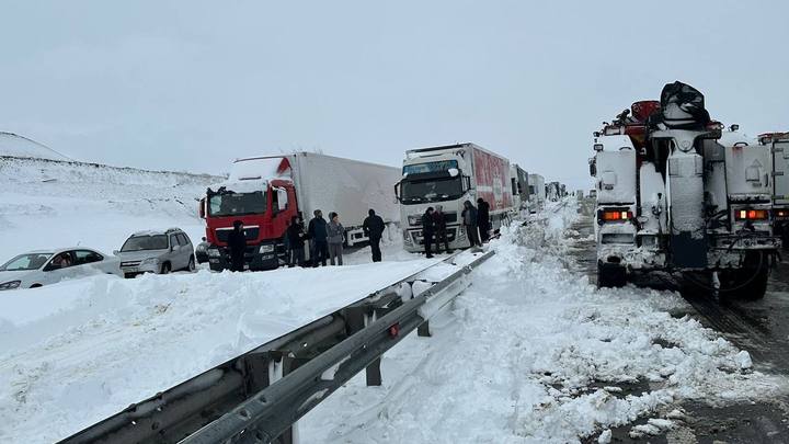 Болельщики БК Локомотив-Кубань застряли в пробке на трассе М-4 Дон под Ростовом из-за снегопада