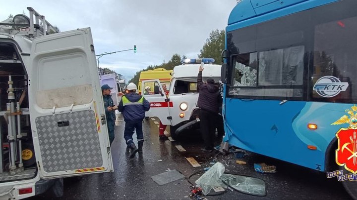 Скорая помощь столкнулась с автобусом в Кемерове, пострадали 6 человек