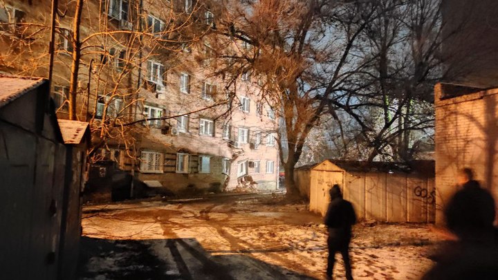 В чем выбежали, в том и остались: судьба жильцов дома, где обрушилась стена. А что власти?
