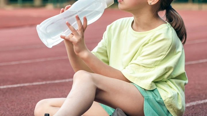 Отец маленькой девочки показал страшную находку в детской бутылочке: Кипячение не помогло