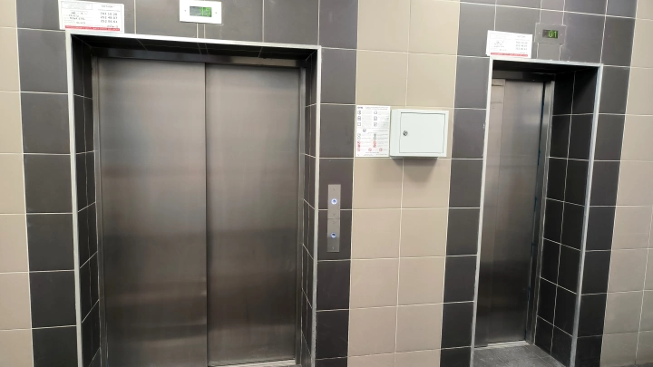 Лифт с женщиной и ребёнком сорвался с 21-этажа в Петербурге. Кто за это ответит?