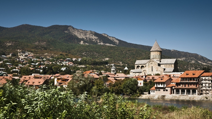 В Грузии скала обрушилась на средневековый монастырь - ЧП произошло в 30 км от Тбилиси