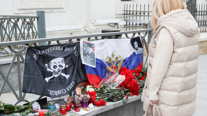 Пригожин пришёл попрощаться с Татарским. Военкора похоронят на Троекуровском кладбище - Видео