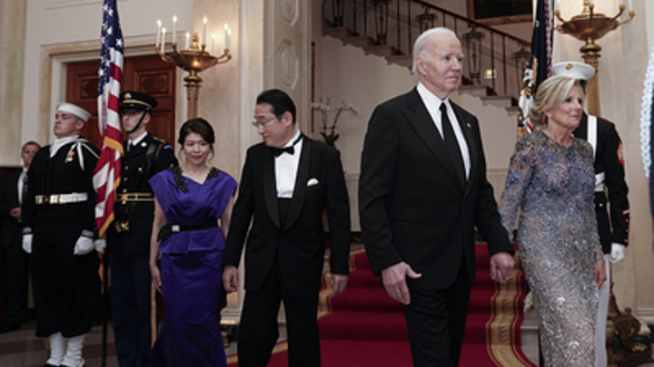 Невеста Безоса пришла на ужин к Джо Байдену в платье русского бренда Rasario