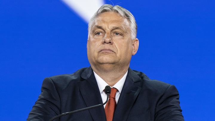 Орбан обсудит с Макроном конфликт в ЕС на фоне антирусских санкций