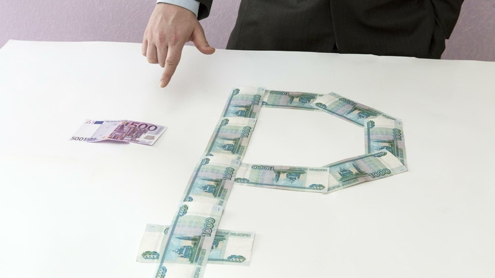Экономист поддержал рубль прогнозом: Названы сроки ослабления евро и доллара