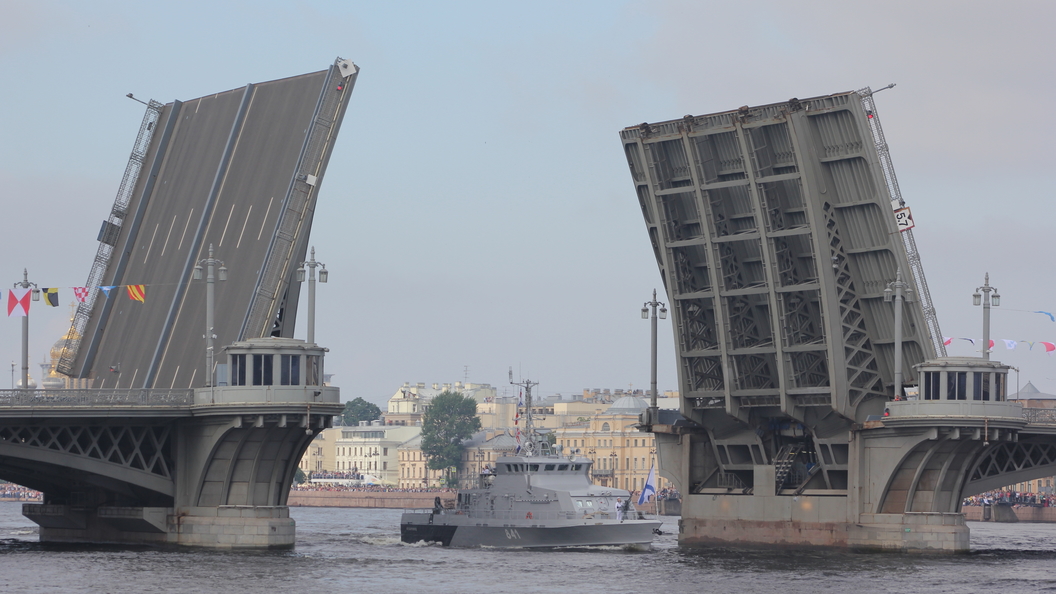 Дворцовый мост в Санкт Петербурге днем