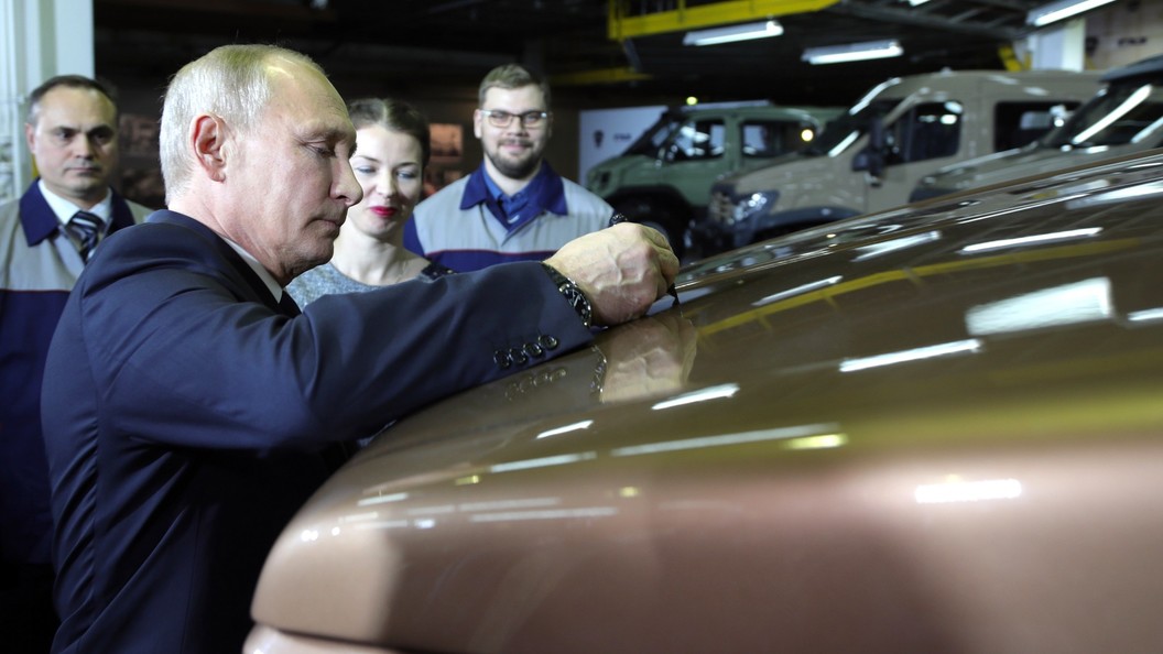 Собчак вверх тормашками и Путин верхом на медведе: В Москве открылась выставка SUPERPUTIN