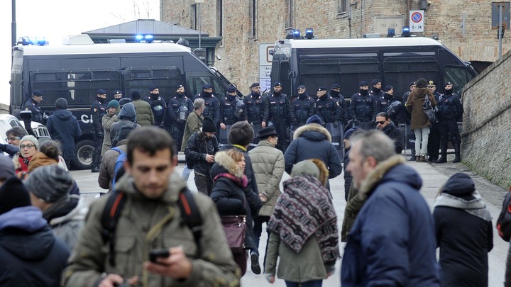 Зверская расправа в итальянской Мачерате спровоцировала массовый протест