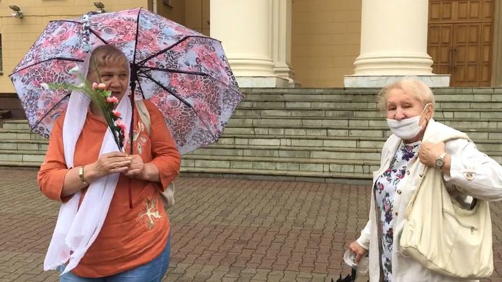 Фашистская тварь!: У здания МВД в Белоруссии бабушка пыталась прогнать активистку