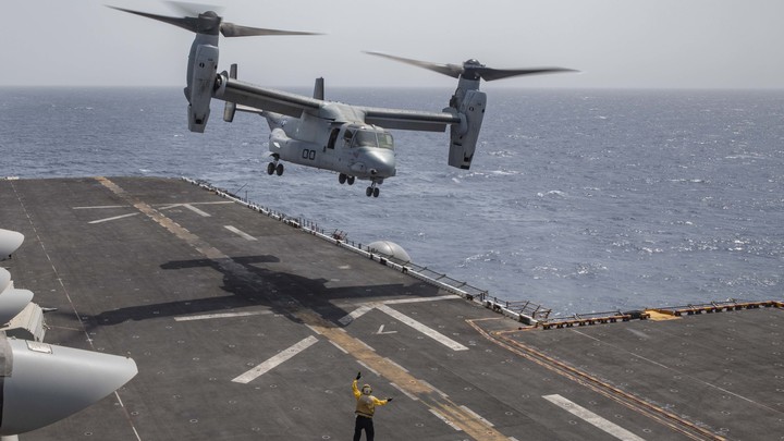 Американский конвертоплан рухнул в Японии. На борту могли быть 8 человек