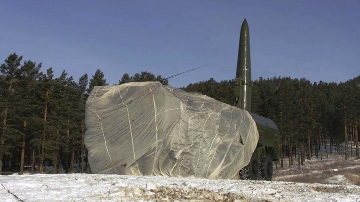 Возле границ Украины стоят Искандеры. Reuters опубликовало спутниковые снимки