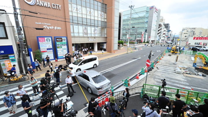 В Японии произошло покушение на экс-премьера Синдзо Абэ: что известно к этому часу