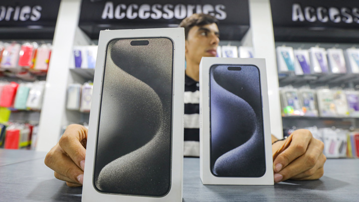 iPhone 15 стало возможно сломать голыми руками из-за отказа Apple от уральского титана
