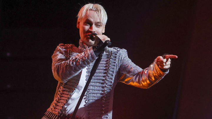 После оскорбительной выходки на Песне года нашёлся звёздный заступник SHAMAN. Остальных смыть