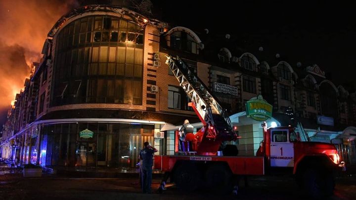 Во время тушения пожара в жилом доме в Горячем Ключе погиб спасатель