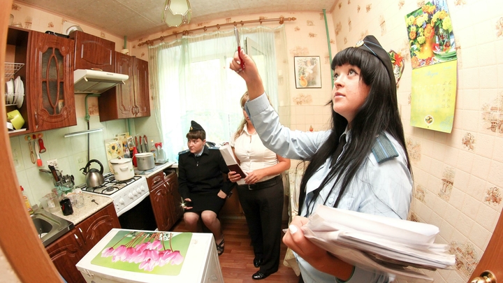 Уральского фермера с ребенком выселили из квартиры за долг по кредиту