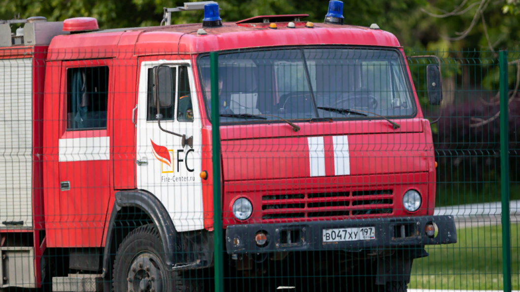 Густой столб дыма и мощный огонь: В Нахабино загорелся строительный рынок