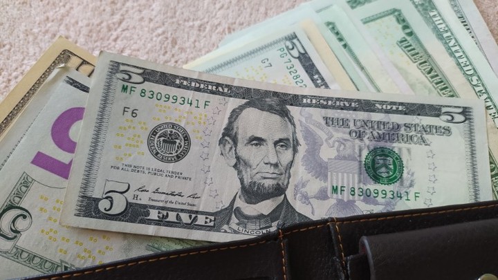 Центробанк открыл форточку: Из России выведено 4,65 миллиарда долларов за месяц