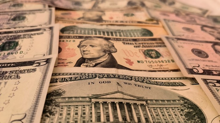 Россия не пытается победить доллар - Песков