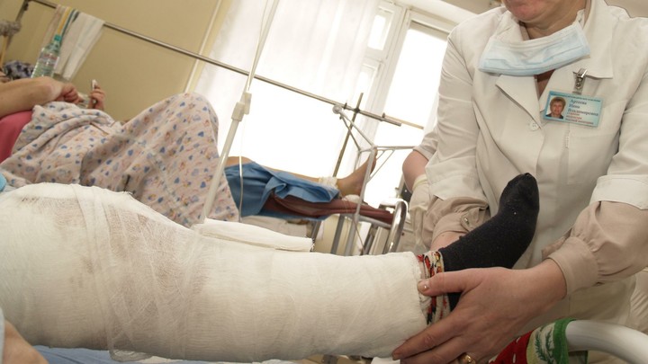 Не поделили дорогу: Новосибирцу сломали ногу из-за замечания