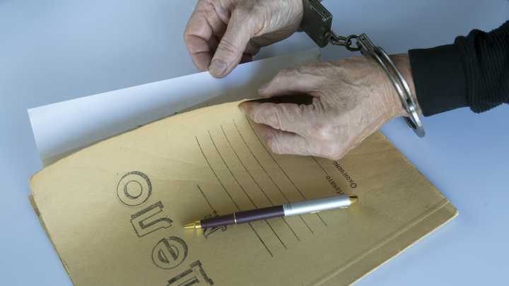 Блогер, известная самыми большими бровями, прыгнула из окна - она спасалась от нападения: Бил стулом