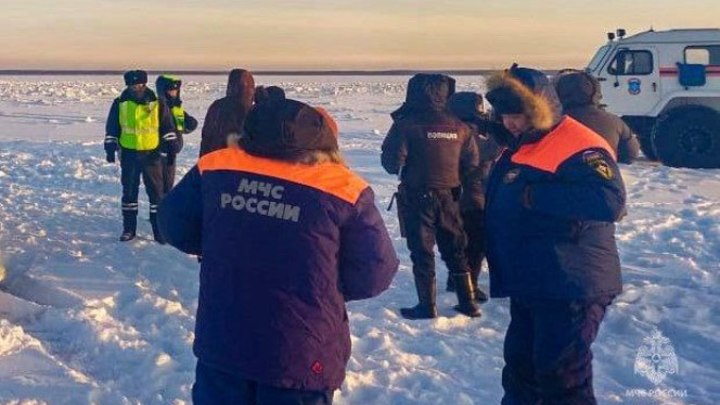 Трактор с двумя людьми провалился под лед реки Лена в Якутии