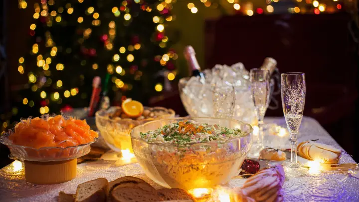 Больше 75 процентов жителей России готовят «Оливье» и бутерброды с икрой на Новый год