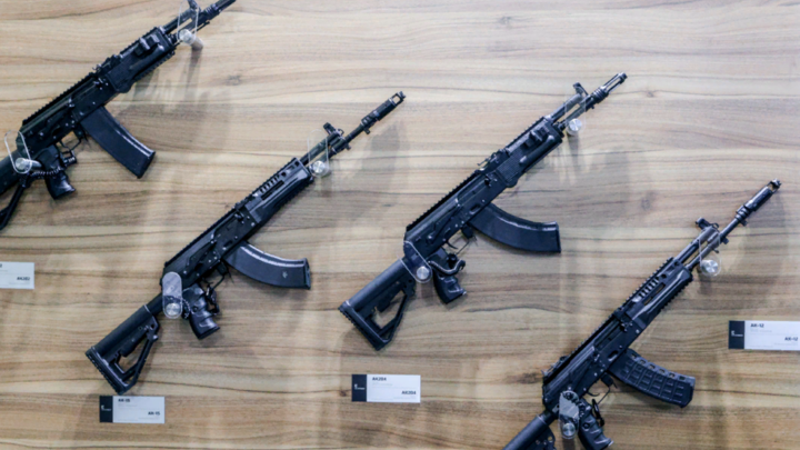 В Белгороде задержаны бизнесмены: Мужчины продавали купленные у солдат автоматы Калашникова