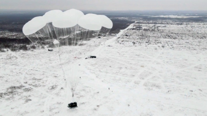 Ивановские летчики под Костромой отработали десантирование новой БМД