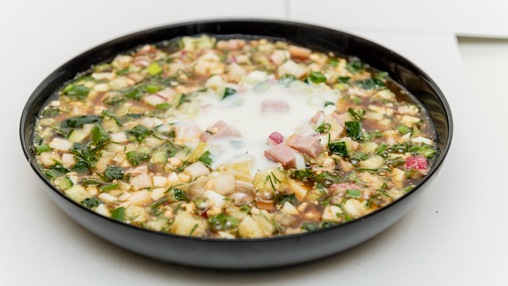 Квас или кефир: Чем нельзя заправлять окрошку. Врач поставил точку в вечном споре