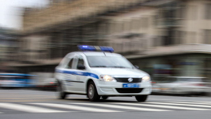 Во дворе в Екатеринбурге двое избили женщину, пытавшуюся спрятаться в машине