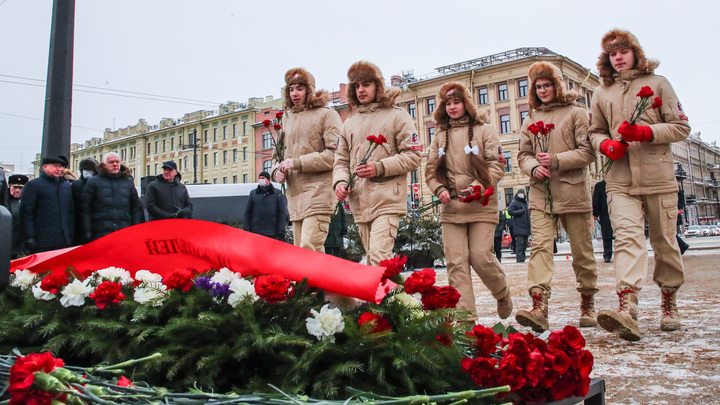 «Очень точный символ Дня защитника Отечества»: в Петербурге возложили цветы к обелиску на Восстания