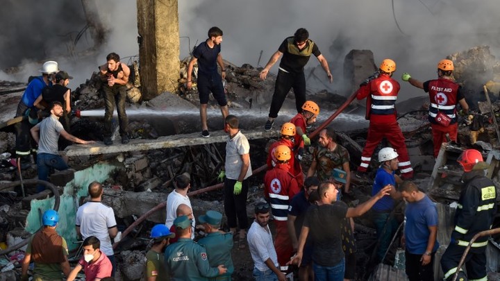 Новые жертвы: спасатели извлекают тела из-под развалин взорвавшегося ТЦ в Ереване