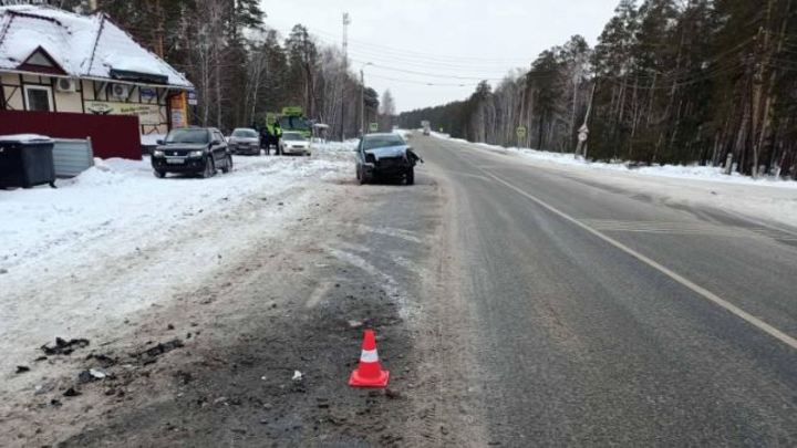 На скользких дорогах в Кургане машины вылетают на встречную полосу