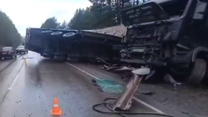 На трассе М-5 в Челябинской области на скользкой дороге перевернулся огромный Мерседес