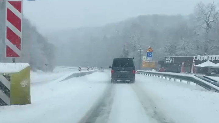 В Туапсинском районе, Геленджике и Горячем Ключе продолжается снегопад