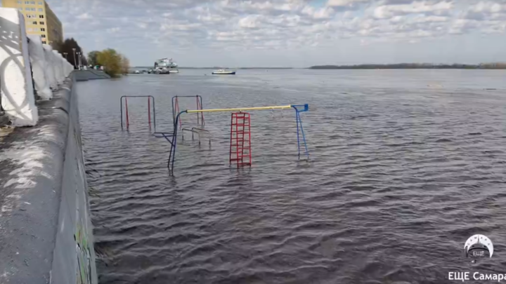 В Самаре пляж у Ладьи ушел под воду