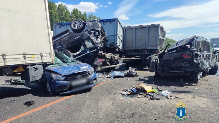 В Ульяновской области столкнулись восемь автомобилей, один человек погиб, девять пострадали