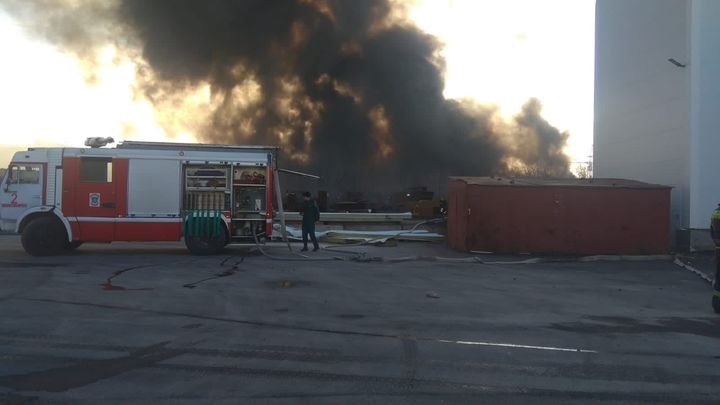 Ущерб на миллион: Крупный пожар на левом берегу Новосибирска потушили