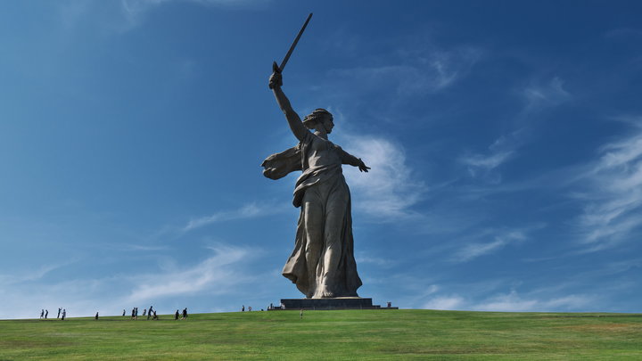 Родина-мать с лимоном и навозный жук: сервис Сбербанка извинился за рекламу в Волгограде