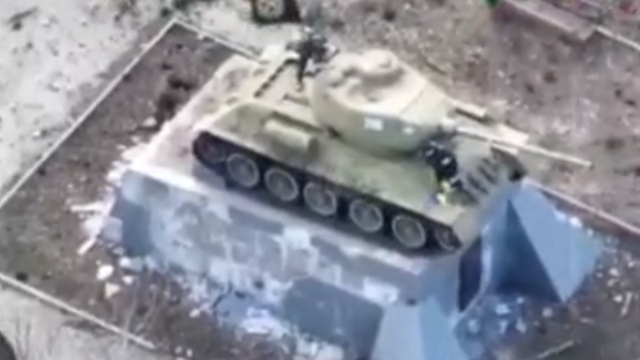 Центр. Бойцы Вагнера сорвали украинский флаг и установили свой на монументе с Т-34 в Артёмовске