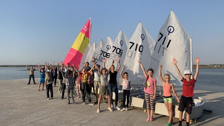 На Ставрополье семья за свой счет восстановила заброшенный яхт-клуб для бесплатных занятий детям