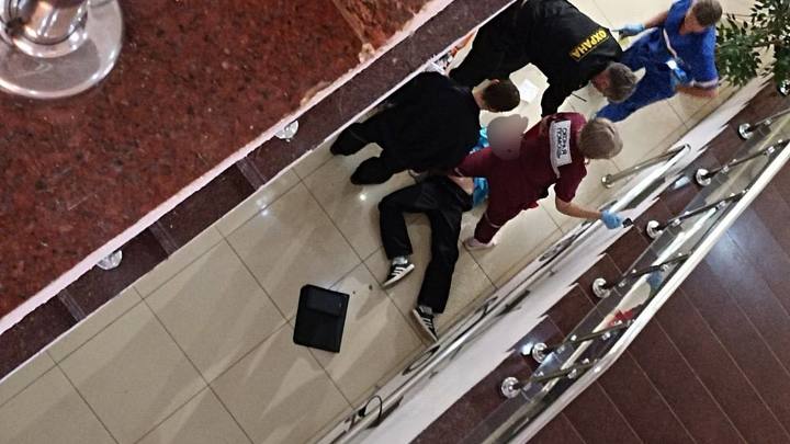 В Тольятти мальчик разбился при падении со второго этажа торгового центра
